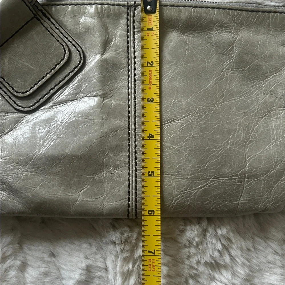 Hobo wristlet in light grey leather - Picture 5 of 8